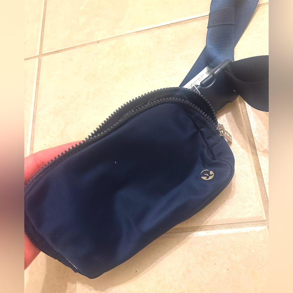 Lululemon Everywhere Belt Bag navy BNWT